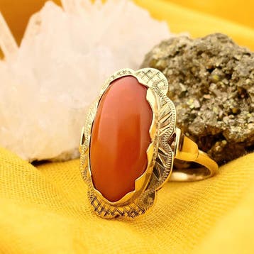 Gouden ring met bloedkoraal, Sieraden, Tassen en Uiterlijk, Gebruikt, Ophalen of Verzenden, 17 tot 18, Met edelsteen