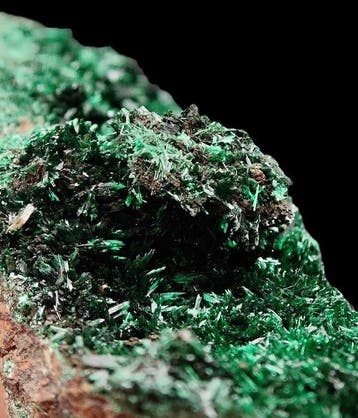Groene brochantietnaaldjes, Marokko Kristallen op matrix -