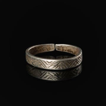 Viking periode Zilver Ring met lineaire decoratie