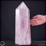 Rozenkwartsobelisk – Zachte macht in een elegante vorm-