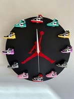 Themacollectie - Dit is een creatieve wandklok met een AJ