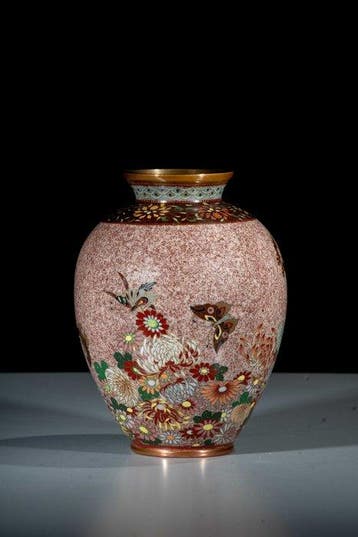 Vaas - Emaille, Een cloisonné-vaas van zilverdraad met