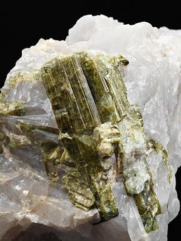 Zeldzame pseudomorfose van toermalijn in groene lepidoliet
