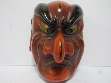 Antieke kunstvoorwerpen: hoofdmaskers, decoratieve maskers,