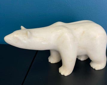 Lopende ijsbeer, uit marmer gehouwen beeldhouwwerk - Canada, Antiek en Kunst