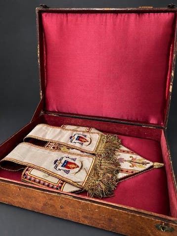 Geborduurde episcopale mijter met wapen — in zijn originele