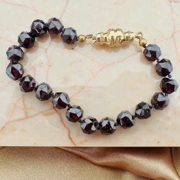 Antieke granaatkralen armband met gouden siersluiting, Gebruikt, Ophalen of Verzenden, Met edelsteen, Goud