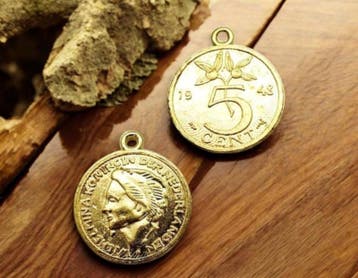 2 x Metalen bedel van 5 cent Nederland, goudkleur afm. 24..., Ophalen of Verzenden, Nieuw, Kraal