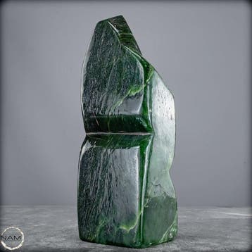 Majestueuze jade-nephriet vrijvorm – Symbool van reinheid en