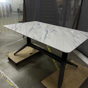 Eettafel Table Talk - Ongebruikt, Huis en Inrichting, Tafels | Eettafels, Overige materialen, 100 tot 150 cm, 150 tot 200 cm, Ophalen of Verzenden