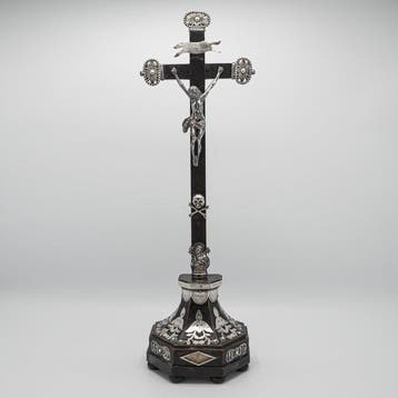 Altaarkruis met zilveren decoraties en heilig kruis relikwie
