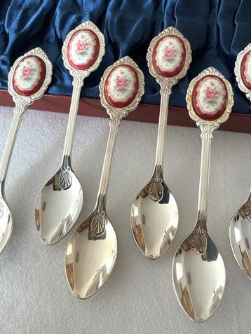 Elégante verzilverde koffielepeltjes met porseleinen