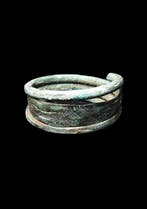 Viking periode - Bronzen ring met gegraveerd decor -, Antiek en Kunst