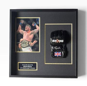 Michael Bisping - Singed UFC-handschoen premium frame, Nieuw