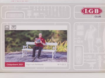 LGB / POLA Clubpräsent 2021 Figur mit Parkbank (1:22,5), Ophalen of Verzenden, Nieuw