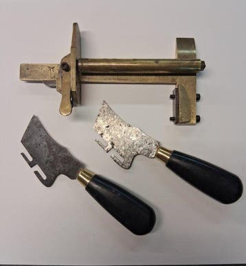 Werkgereedschap (3) - Antiek gereedschap voor leer