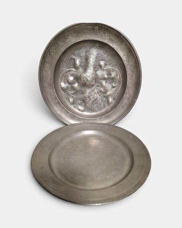 Two antique decorative pewter platters (chargers) - Bord (2)