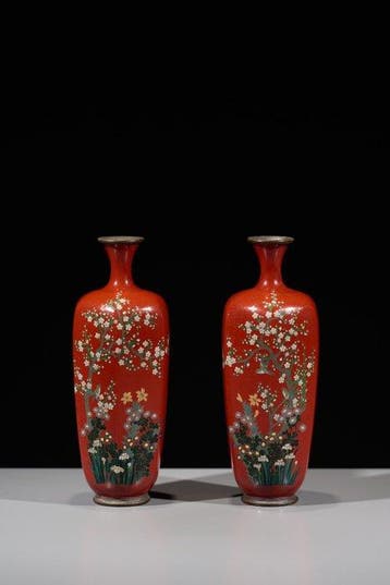 Vaas - Een cloisonné-vaas met een draak op een