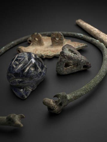IJzertijd / oud-Romeins - veel artefacten - zegel armband