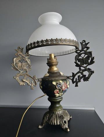 Petroleumlamp - Opaline glas - Majolika tafellamp