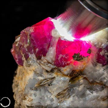 Natuurlijke robijnkristalllaag in matrix met intens fel