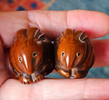 Twee knusse konijnen - corozo-noot - Japan - 19e eeuw