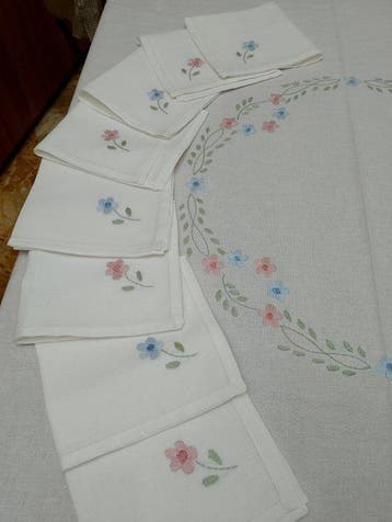 Hand made - Tafelkleed (9) - 170 cm - 170 cm - met de hand