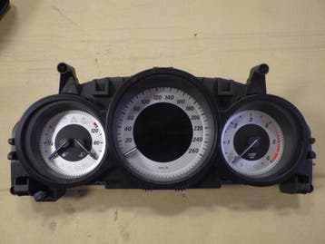 Mercedes W204 instrumentenpaneel 2049005513, Auto-onderdelen, Dashboard en Schakelaars, Verzenden, Gebruikt