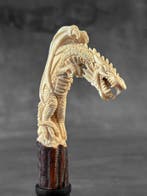 Snijwerk, NO RESERVE PRICE - Dragon carving from a deer, Antiek en Kunst