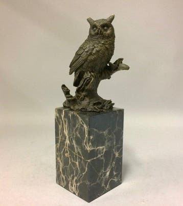 sculptuur, Uil op stronk - 2,8 kg - gesigneerd MILO - 27 cm, Antiek en Kunst