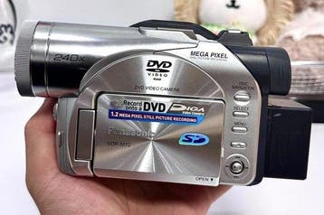 Panasonic VDR-M70 DVD / SD Digital Camcorder - 10x Optical
