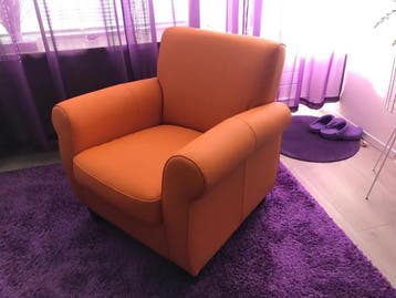 Leren fauteuil met houten poten - oranje leer, Huis en Inrichting, Fauteuils, Ophalen of Verzenden, Nieuw, Leer