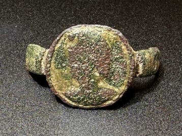 Oud-Romeins Brons Ring met een portret van een lid van de