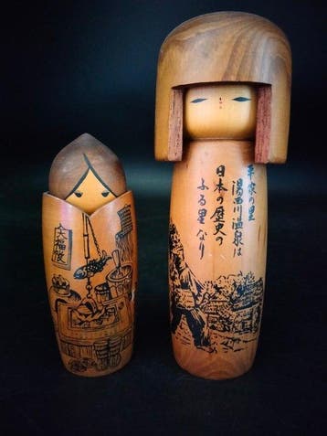 MISUI en Usaburo - Beeldje, Twee mooie kokeshi met getekende