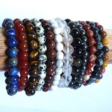 Uitzonderlijke collectie armbanden van lapis lazuli, agaat,