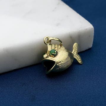 Gouden vis hanger met smaragd (Hanger of bedel), Sieraden, Tassen en Uiterlijk, Bedels, Ophalen of Verzenden, Gebruikt, Goud, Overige merken