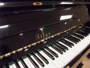 Atlas Piano, 132cm hoog, Prachtige piano met hoge klankkast, Verzenden, Zwart, Zo goed als nieuw, Piano