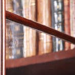 Hoge boekenkast mahonie  met archiefklep en prachtig oud gla, Ophalen of Verzenden