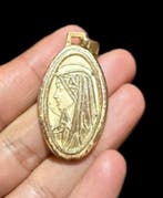 Heilig Licht en Gotische Schaduwen: Medaille in goudgevuld -