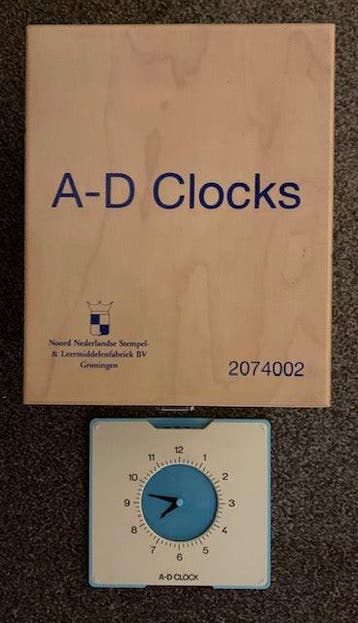 A-D Clocks (8 stuks), Boeken, Verzenden, Nieuw