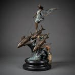 Beeld, Bronzen sculptuur — Fee met Koi-vissen op marmeren