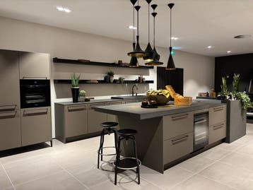 Groene SieMatic URBAN keuken, Graniet of Steen, Dubbelwandige keuken, Zo goed als nieuw, Met kookeiland