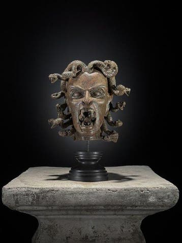 Beeld, NO RESERVE PRICE -Medusa Head Replica on custom stand