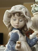 Lladró - Beeldje - Niña junto a pedestal con jarrón -