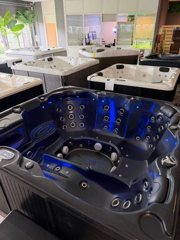 Luxe Zwarte Jacuzzi / Spa – 210x220 cm – Plug & Play (220V), Ophalen, Zo goed als nieuw, Pomp, Vast