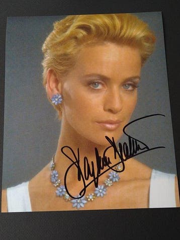 James Bond 007: Tomorrow Never Dies - Daphne Deckers Dame, Nieuw