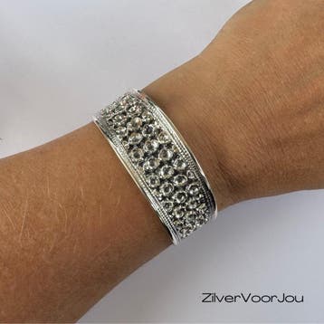 Handgemaakte 925 zilveren klemarmband met  bloemmotief en re, Verzenden, Nieuw, Zilver