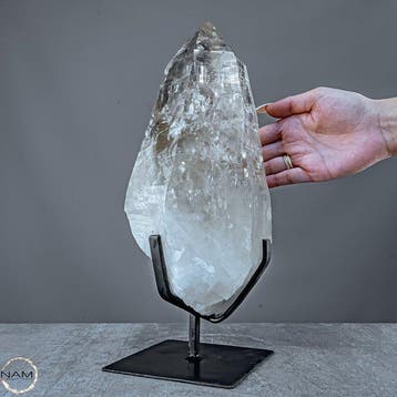 Spectaculair 5,6 kg Lemurisch kwarts kristal op metalen