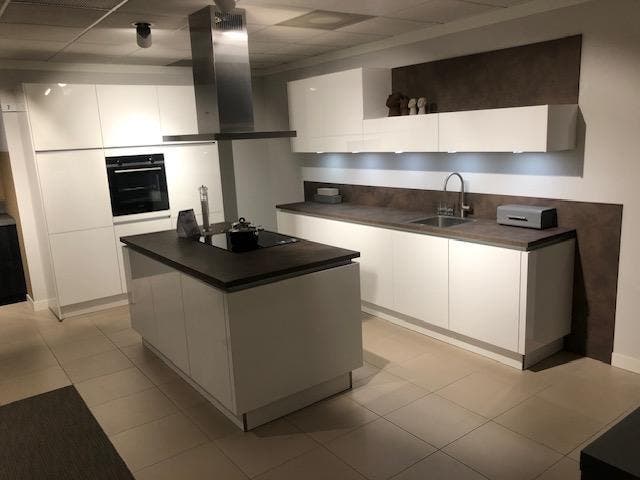 Showmodel Greeploze hoogglans keuken met kookeiland 0014 - 7, Huis en Inrichting, Keuken | Complete keukens, Kunststof, Greeploos