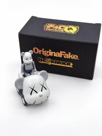 Kaws (1974) - OriginalFake BE@RBRICK KAWS car set